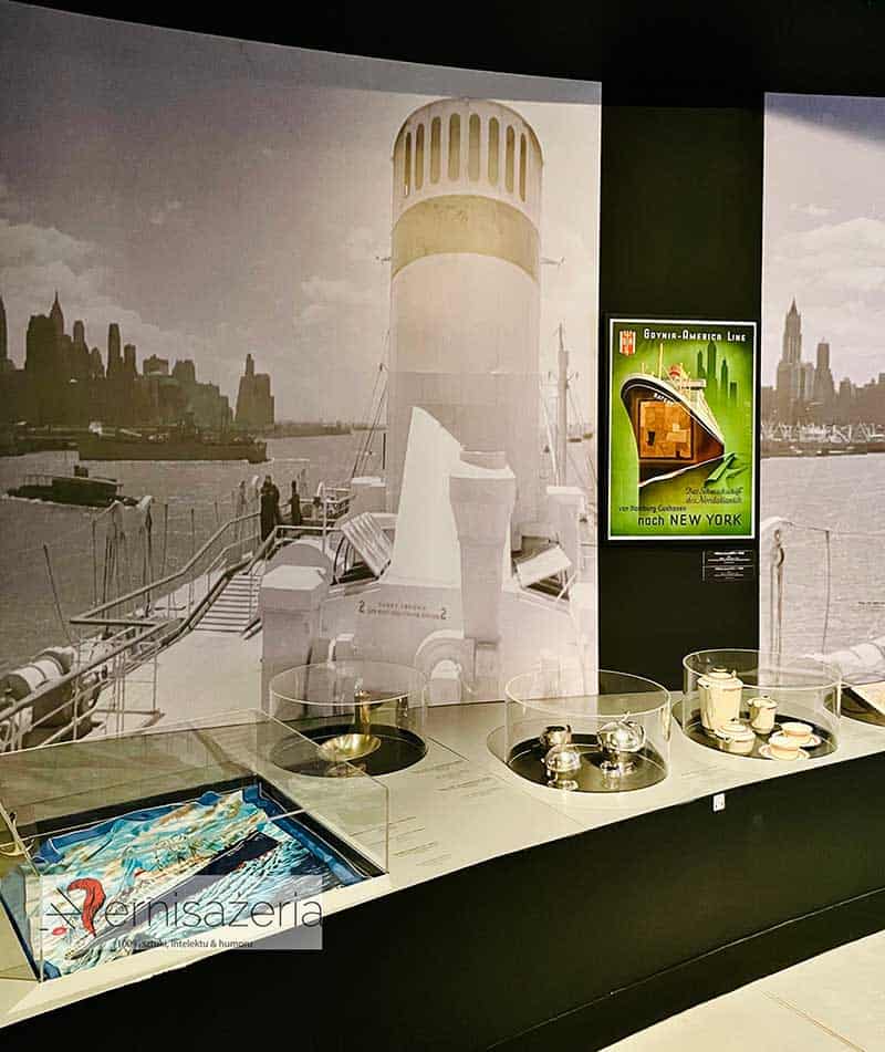 Statkiem przez ocean, część ekspozycji dotycząca MS Batory, suweniry i zastawa śniadaniowa