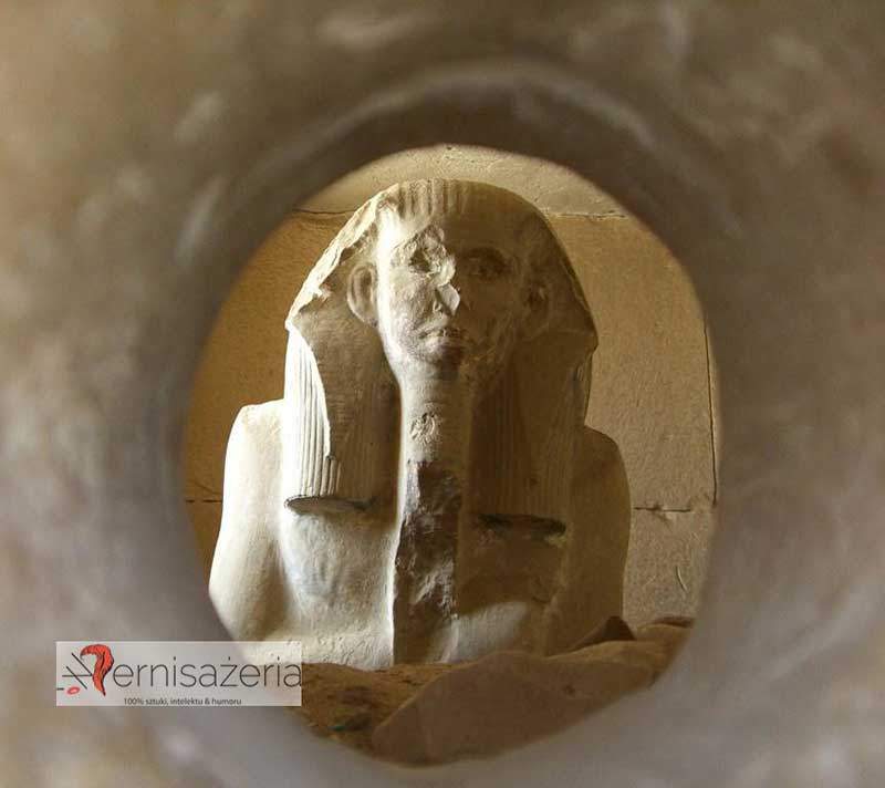 Pomnik faraona Dżesera w serdabie piramidy schodkowej