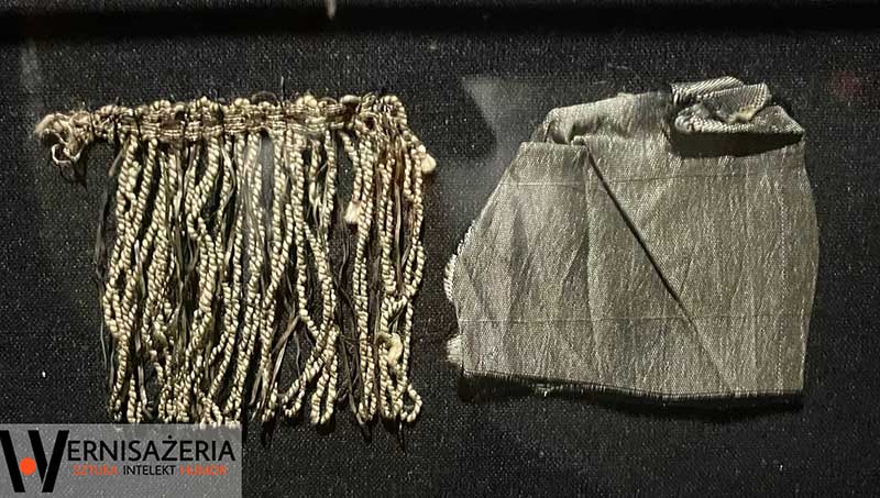 kawałek srebrnego galonu i szarej tkaniny jedwabnej - pamiątki po generałowej Sowińskiej