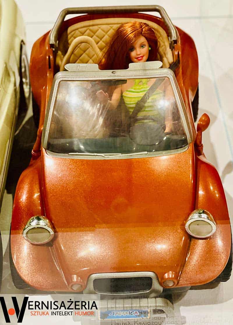 Wystawa Barbie. Nieznane oblicza. Barbie kierowca i samochód Barbie