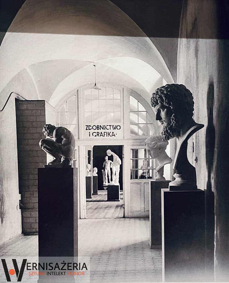 Pracownia rzeźby i korytarz na Wydziale Sztuk Pięknych Uniwersytetu Stefana Batorego