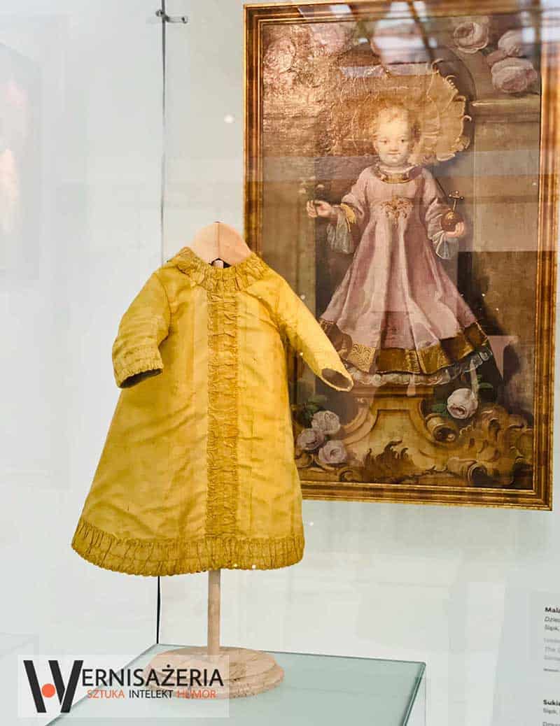 Sukienka dla dzieciątka Jezus na wystawie „Szaleństwo rokoka! Fascynacja rokokiem na Śląsku (XVIII–XXI w.)”, Muzeum Narodowe we Wrocławiu