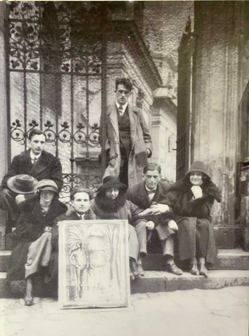 Grupa kolorystów pod katedrą na Wawelu przed wyjazdem do Paryża