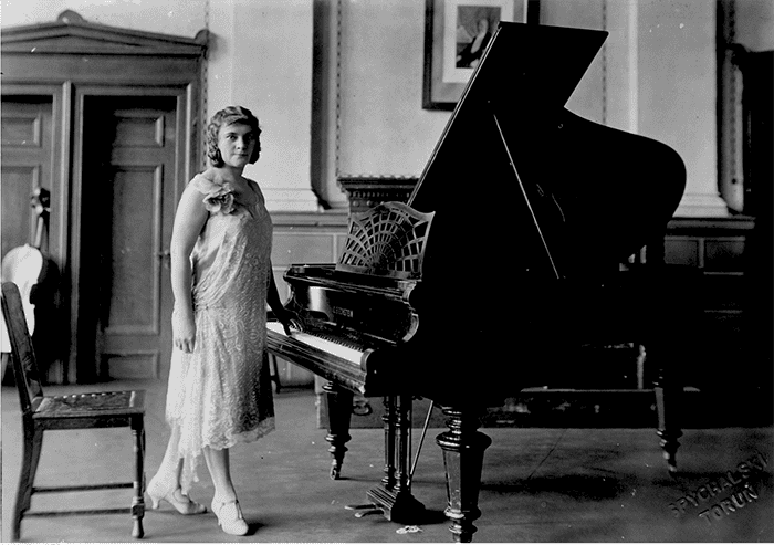 Stefania Jagodzińska-Niekrasz - pianistka. Fotografia sytuacyjna przy fortepianie, NAC