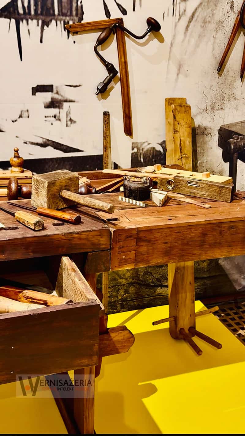 PATRONAT WERNISAŻERII: „Mit mebli Kolbuszewskich”, Muzeum Zamkowe w Sandomierz 65 Warsztat stolarski - produkcja mebli kolbuszowskich - wystawa Mit mebli kolbuszowskich - Muzeum Zamkowe w Sandomierzu