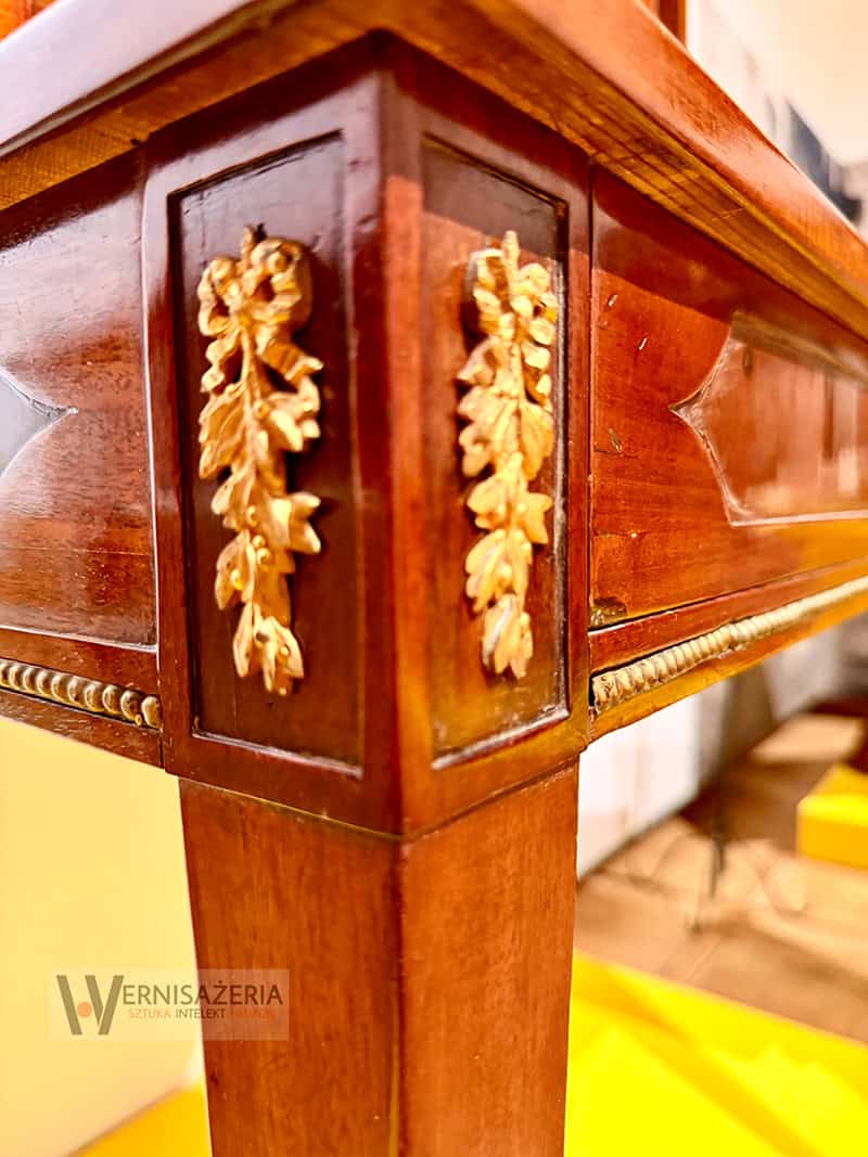 PATRONAT WERNISAŻERII: „Mit mebli Kolbuszewskich”, Muzeum Zamkowe w Sandomierz 44 Biurko damskie bonheur-du-jour - detal nogi i dekoracji snycerskiej - XVIII wiek - wystawa Mit mebli kolbuszowskich