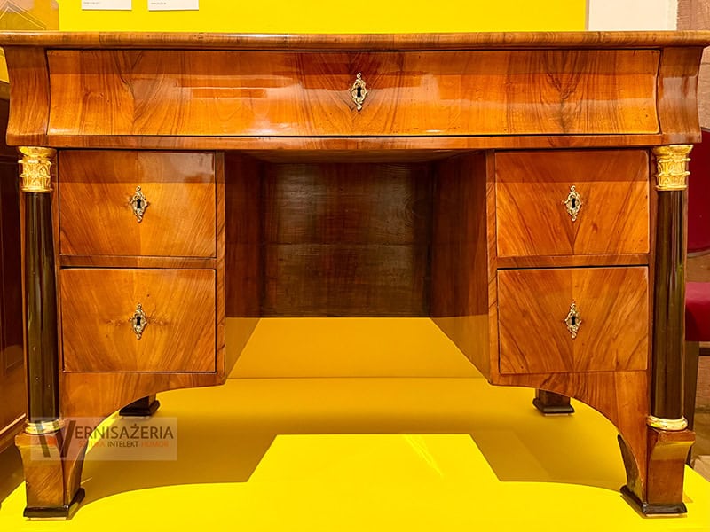 PATRONAT WERNISAŻERII: „Mit mebli Kolbuszewskich”, Muzeum Zamkowe w Sandomierz 55 Biurko klasycystyczne - kolumny z czarnego forniru - złocone kapitele - XVIII wiek - wystawa Mit mebli kolbuszowskich