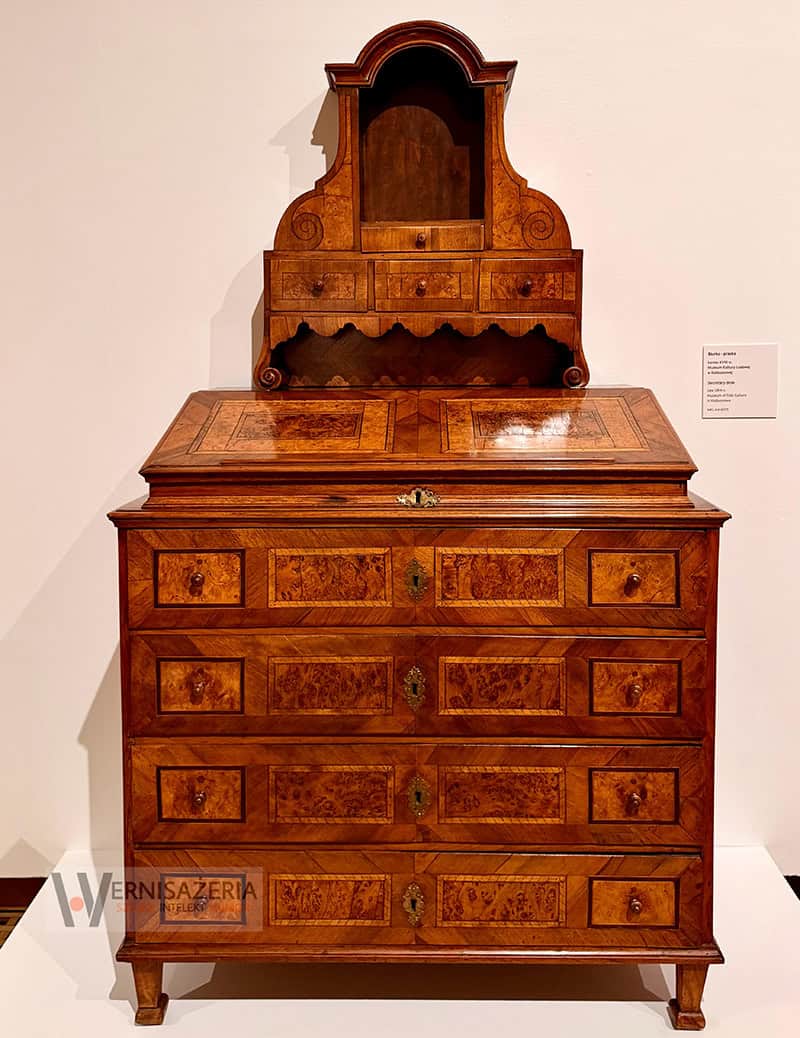 PATRONAT WERNISAŻERII: „Mit mebli Kolbuszewskich”, Muzeum Zamkowe w Sandomierz 53 Biurko - praska kolbuszowska - XIX wiek - wystawa Mit mebli kolbuszowskich - Sandomierz