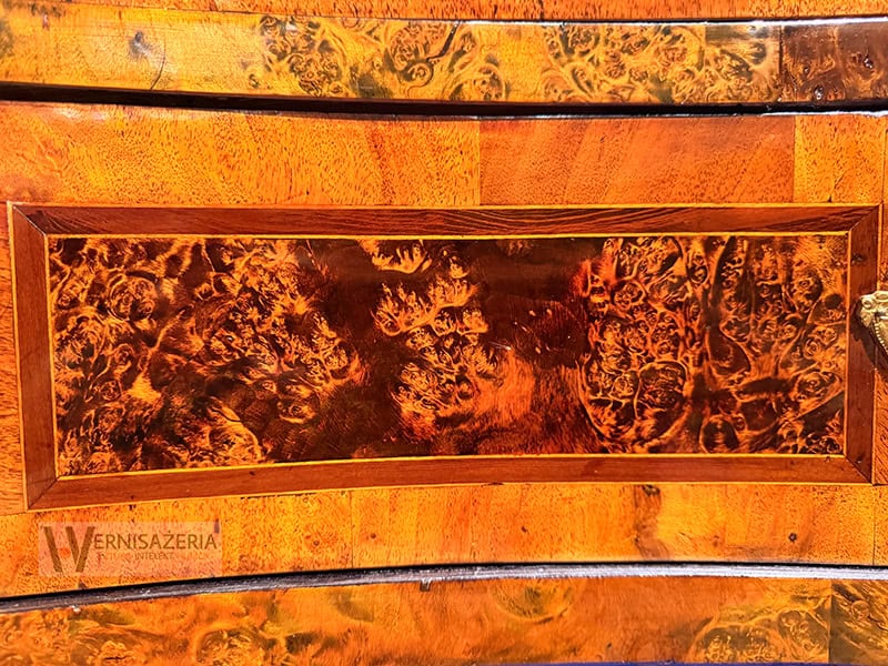 PATRONAT WERNISAŻERII: „Mit mebli Kolbuszewskich”, Muzeum Zamkowe w Sandomierz 59 Czeczota orzechowa - falowany front komody kolbuszowskiej - XVIII wiek - wystawa Mit mebli kolbuszowskich