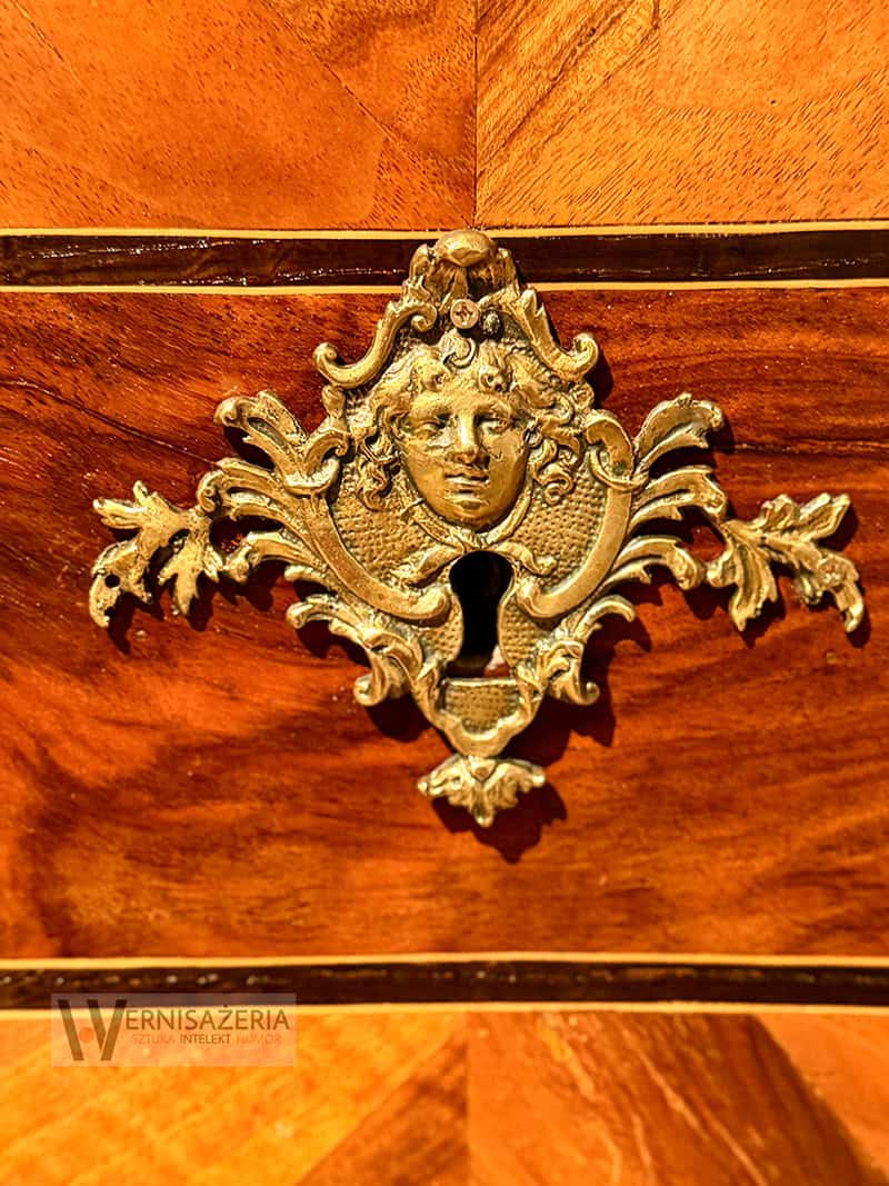 PATRONAT WERNISAŻERII: „Mit mebli Kolbuszewskich”, Muzeum Zamkowe w Sandomierz 62 Detal okucia z motywem Meduzy - meble kolbuszowskie - XVIII wiek - wystawa Mit mebli kolbuszowskich