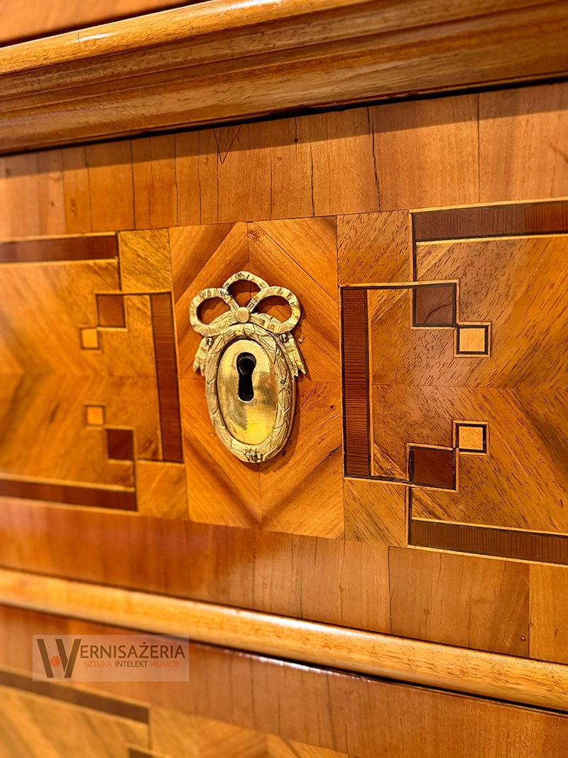 PATRONAT WERNISAŻERII: „Mit mebli Kolbuszewskich”, Muzeum Zamkowe w Sandomierz 51 Intarsja geometryczna z zamkiem i dekoracyjnym okuciem - meble kolbuszowskie - XVIII wiek - wystawa Mit mebli kolbuszowskich