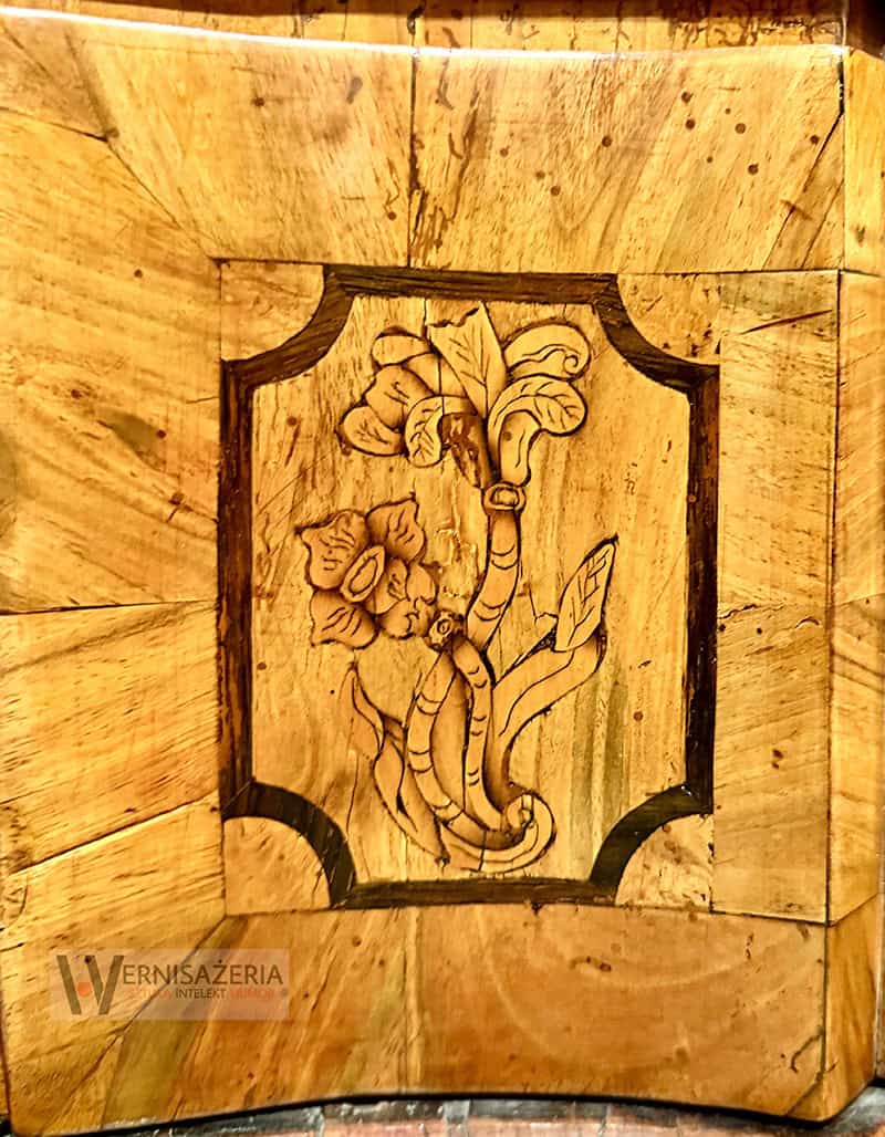 PATRONAT WERNISAŻERII: „Mit mebli Kolbuszewskich”, Muzeum Zamkowe w Sandomierz 58 Intarsja z motywem kwiatowym - meble kolbuszowskie - XVIII wiek - wystawa Mit mebli kolbuszowskic