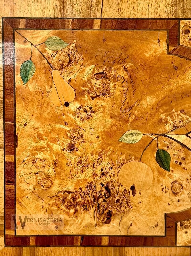 PATRONAT WERNISAŻERII: „Mit mebli Kolbuszewskich”, Muzeum Zamkowe w Sandomierz 61 Intarsja z motywem owoców - gruszka i jabłko - czeczota - meble kolbuszowskie XVIII wiek - wystawa Mit mebli kolbuszowskich