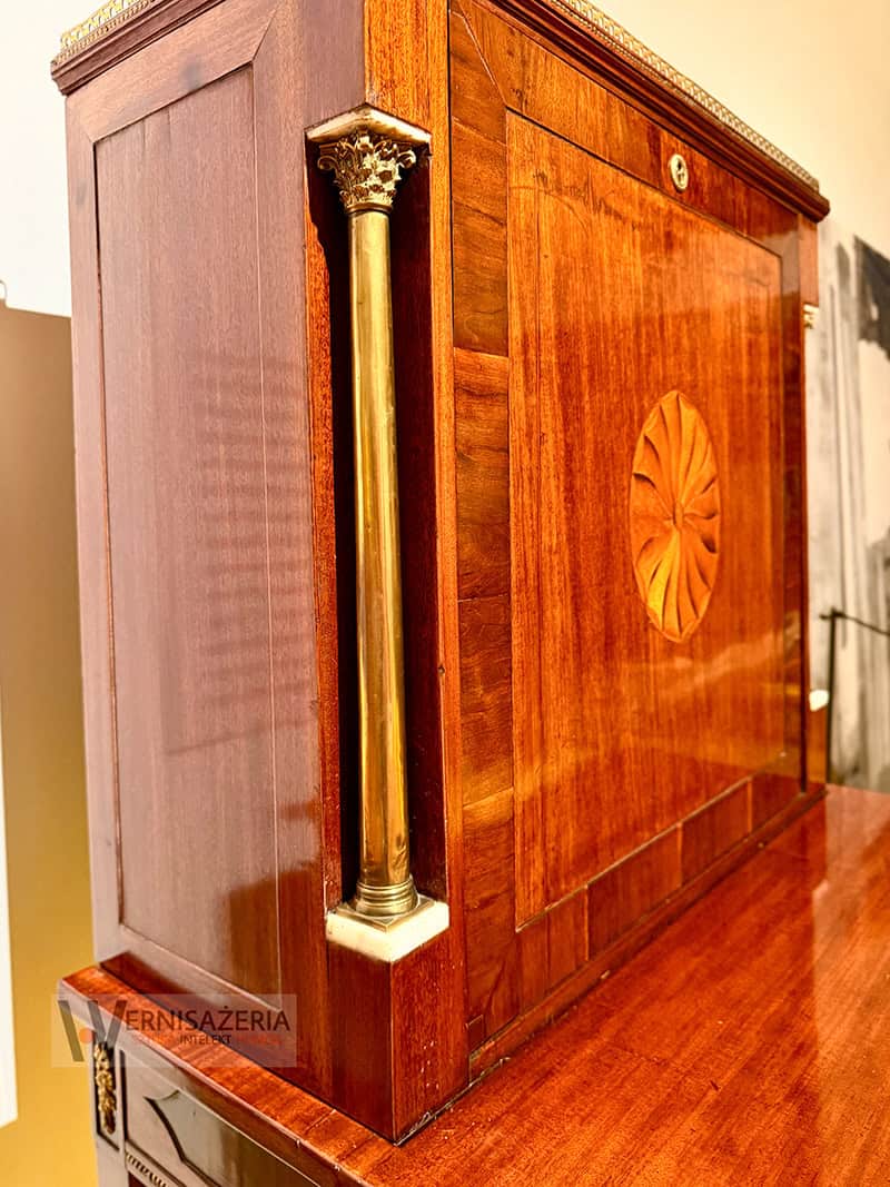 PATRONAT WERNISAŻERII: „Mit mebli Kolbuszewskich”, Muzeum Zamkowe w Sandomierz 45 Komoda dworska - detal intarsji - meble kolbuszowskie XVIII wiek - wystawa Mit mebli kolbuszowskich - Sandomierz