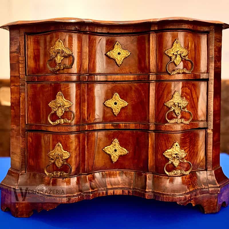 PATRONAT WERNISAŻERII: „Mit mebli Kolbuszewskich”, Muzeum Zamkowe w Sandomierz 73 Komoda kolbuszowska o falowanej linii frontu - złocone okucia - XVIII wiek - wystawa Mit mebli kolbuszowskich