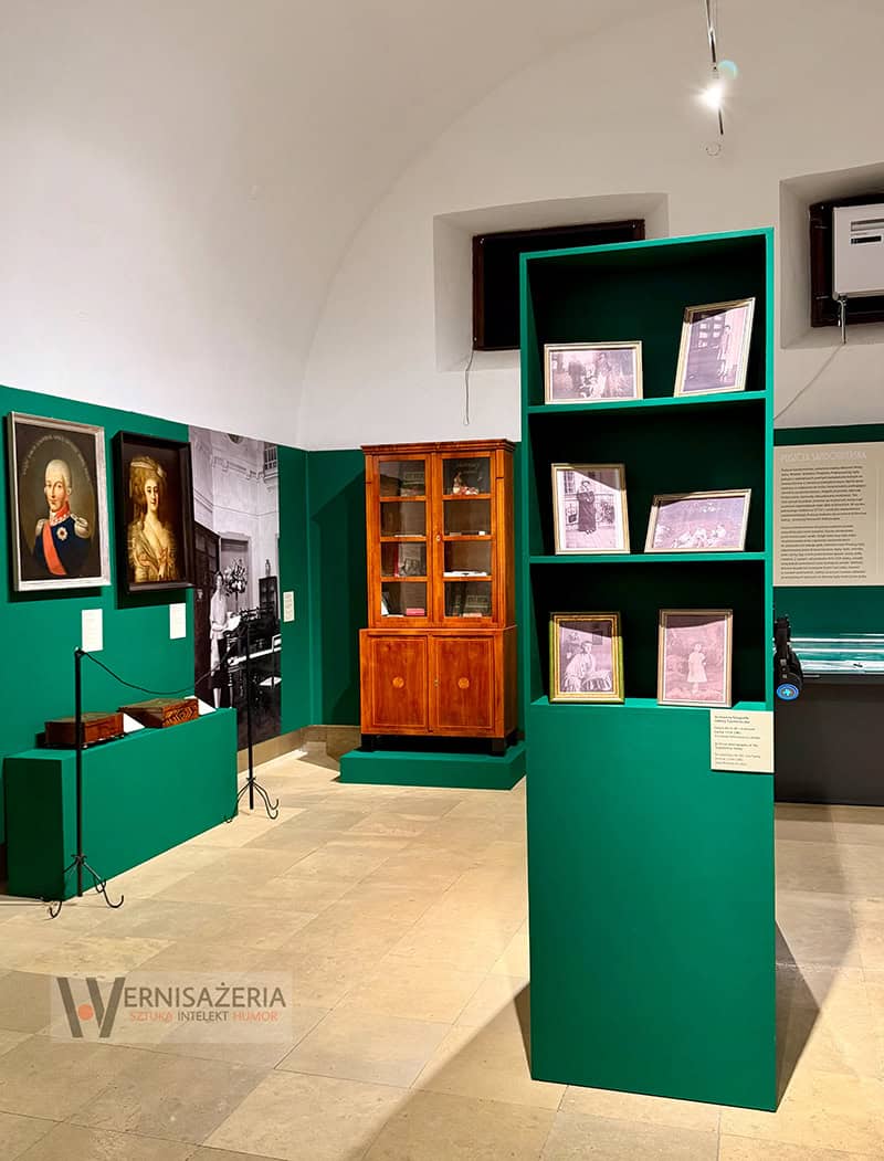 PATRONAT WERNISAŻERII: „Mit mebli Kolbuszewskich”, Muzeum Zamkowe w Sandomierz 46 Pierwsza sala - historia Puszczy Kolbuszowskiej - wystawa Mit mebli kolbuszowskich - Muzeum Zamkowe w Sandomierzu