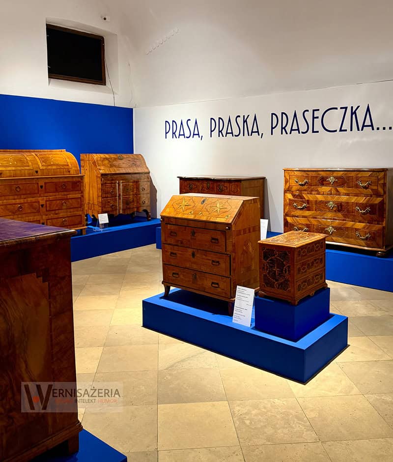 PATRONAT WERNISAŻERII: „Mit mebli Kolbuszewskich”, Muzeum Zamkowe w Sandomierz 54 Część wystawy Prasa praska praseczka - Mit mebli kolbuszowskich - Muzeum Zamkowe w Sandomierzu