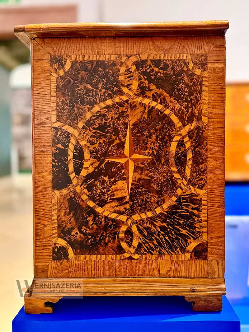 PATRONAT WERNISAŻERII: „Mit mebli Kolbuszewskich”, Muzeum Zamkowe w Sandomierz 52 Praska kolbuszowska - intarsja z motywem czteroramiennej gwiazdy - XVIII wiek - wystawa Mit mebli kolbuszowskich