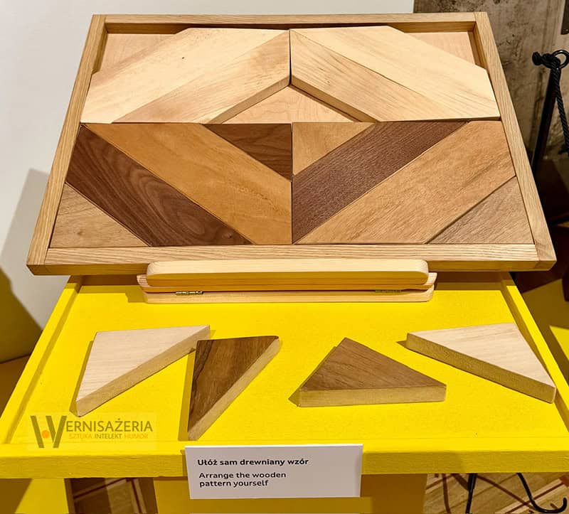 PATRONAT WERNISAŻERII: „Mit mebli Kolbuszewskich”, Muzeum Zamkowe w Sandomierz 70 Stanowisko edukacyjne - ułóż drewniany wzór - wystawa Mit mebli kolbuszowskich - Muzeum Zamkowe w Sandomierzu