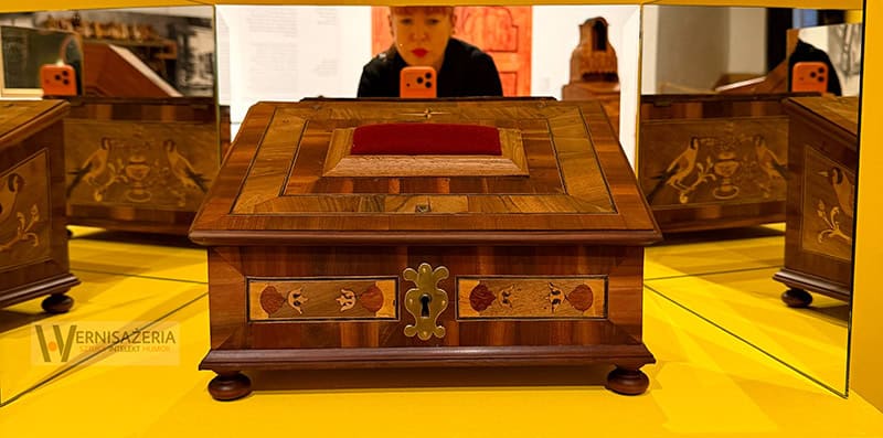 PATRONAT WERNISAŻERII: „Mit mebli Kolbuszewskich”, Muzeum Zamkowe w Sandomierz 57 Szkatułka lub pułtynek - sekretarzyk podróżny - 2 ćwierć XVIII wieku - Muzeum Narodowe w Warszawie - wystawa Mit mebli kolbuszowskich