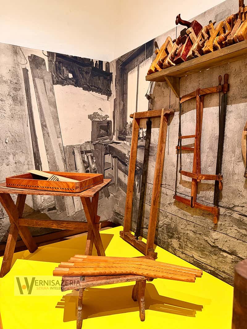PATRONAT WERNISAŻERII: „Mit mebli Kolbuszewskich”, Muzeum Zamkowe w Sandomierz 66 Warsztat stolarski - produkcja mebli kolbuszowskich - wystawa Mit mebli kolbuszowskich - Muzeum Zamkowe w Sandomierzu