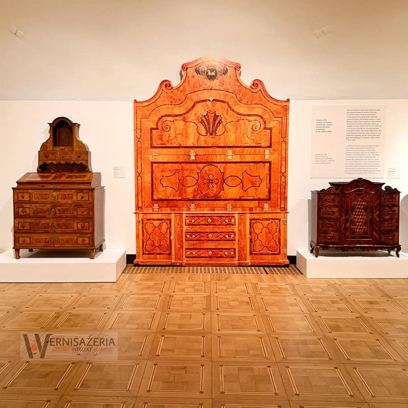 PATRONAT WERNISAŻERII: „Mit mebli Kolbuszewskich”, Muzeum Zamkowe w Sandomierz 43 Sala wystawy Mit mebli kolbuszowskich - meble kolbuszowskie XVIII i XIX wiek - Muzeum Zamkowe w Sandomierzu