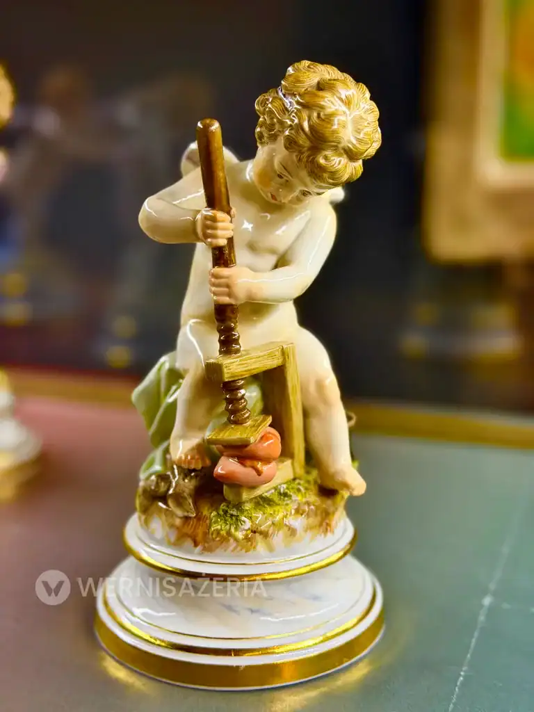 PATRONAT WERNISAŻERII: „Miłość”, Muzeum Narodowe w Kielcach 57 Porcelanowy Amor ściskający dwa serca w prasie na wystawie „Miłość” w Muzeum Narodowym w Kielcach
