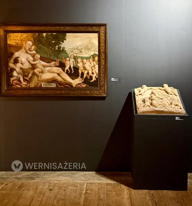 PATRONAT WERNISAŻERII: „Miłość”, Muzeum Narodowe w Kielcach 66 Na zdjęciu widać obraz „Caritas” oraz stojącą obok alabastrową płaskorzeźbę pod tym samym tytułem.