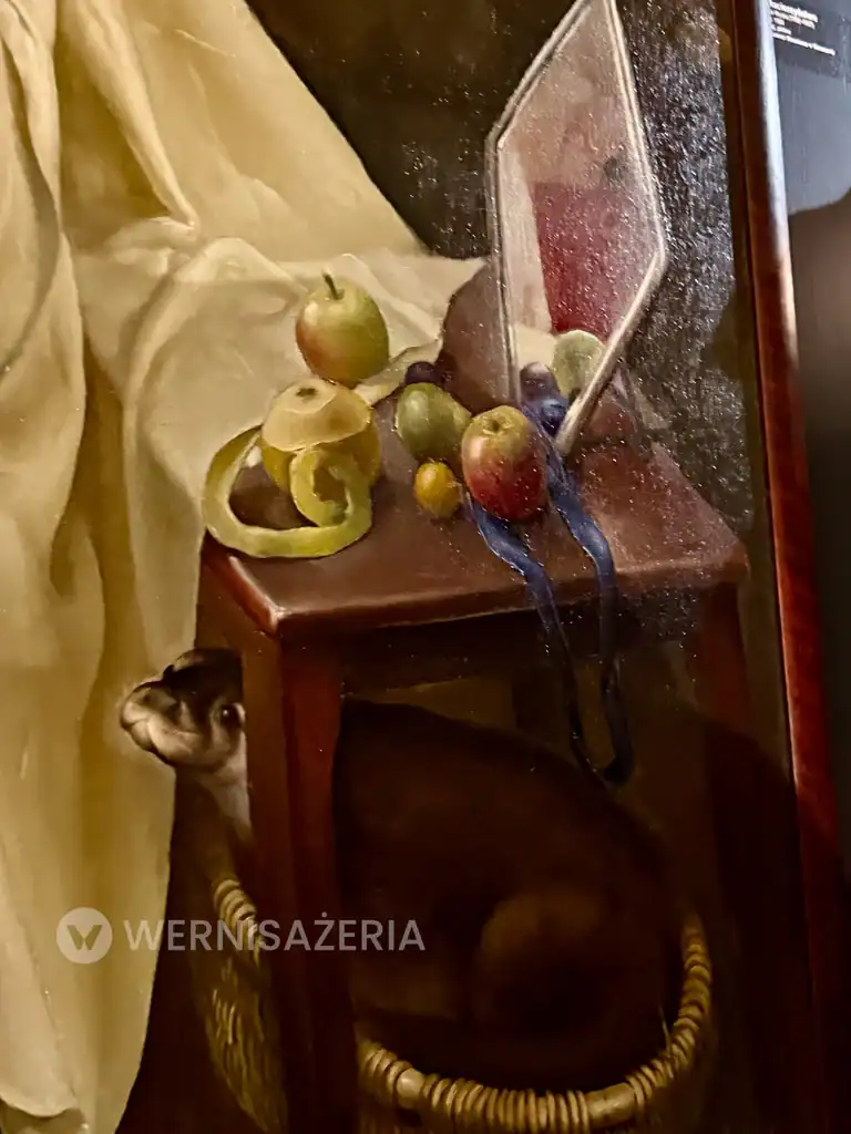 PATRONAT WERNISAŻERII: „Miłość”, Muzeum Narodowe w Kielcach 65 Jan Wydra, „Macierzyństwo” – detal ze stolikiem, owocami, lustrem i zwierzątkiem przypominającym wydrę pod spodem.