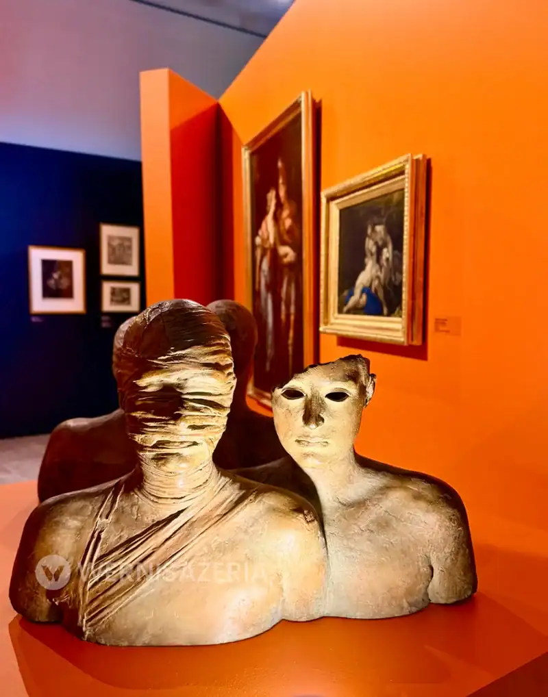 PATRONAT WERNISAŻERII: „Miłość”, Muzeum Narodowe w Kielcach 43 Rzeźba „Para na wieczność” Igora Mitoraja na tle ekspozycji wystawy „Miłość” w Muzeum Narodowym w Kielcach