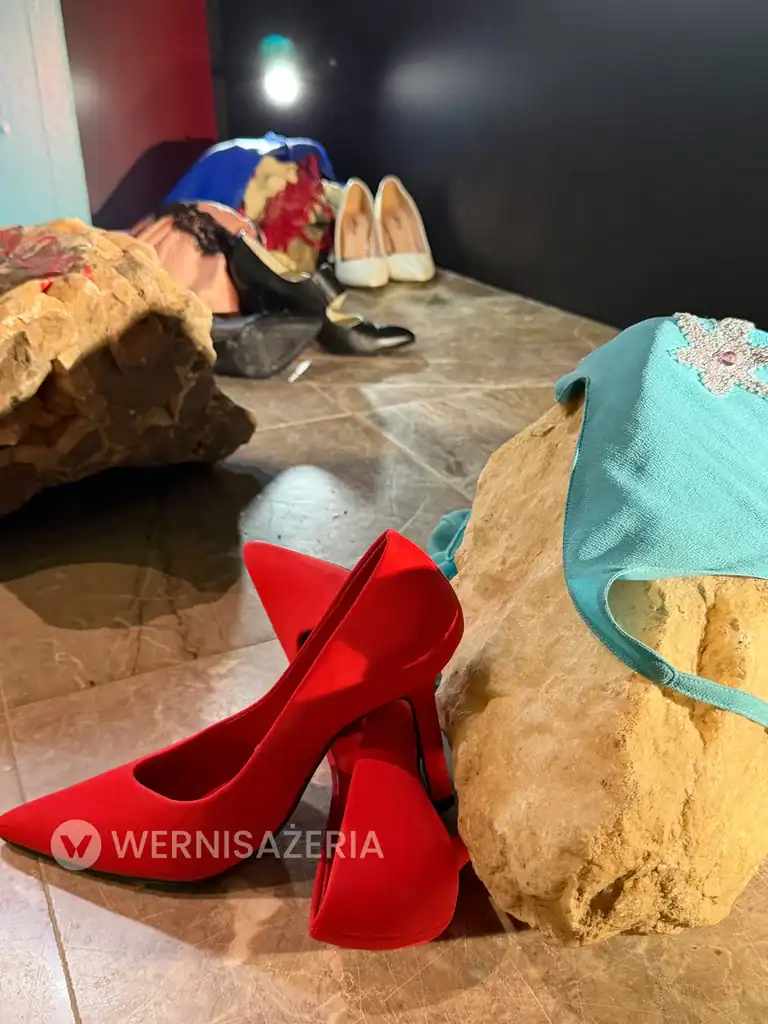 PATRONAT WERNISAŻERII: „Miłość”, Muzeum Narodowe w Kielcach 51 Instalacja z butami i elementami garderoby pod obrazem „Wyspa miłości” Zygmunta Waliszewskiego na wystawie „Miłość” w Muzeum Narodowym w Kielcach