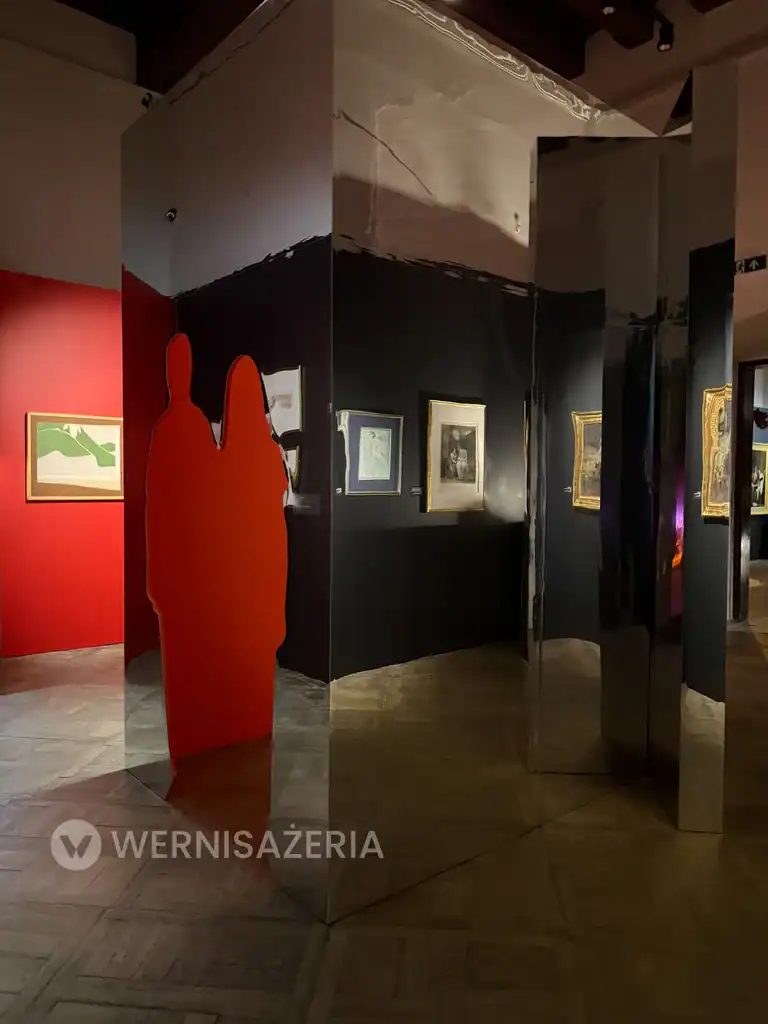 PATRONAT WERNISAŻERII: „Miłość”, Muzeum Narodowe w Kielcach 73 Zakochani – John Pelling w środku, lustrzanej konstrukcji, widok ekspozycji
